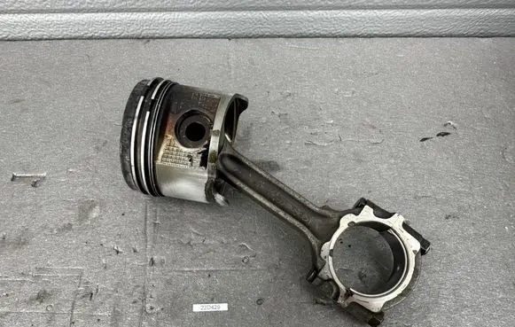 Nissan King Cab, Navara Piston with connecting rod A2010VK576