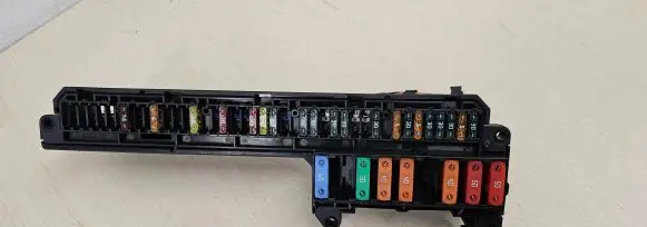 BMW 5 E60 E61 Fuse module 6957330 06138 18D17