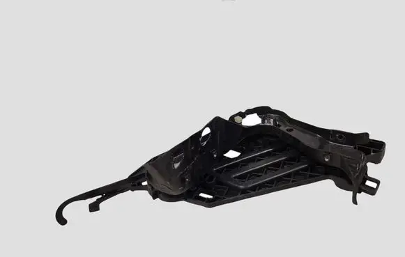 Skoda Octavia Mk2 (1Z) Headlight/headlamp mounting bracket 17035201