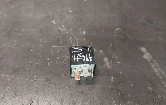 Volkswagen PASSAT B5 Other relay 443951253AA 899574000 219