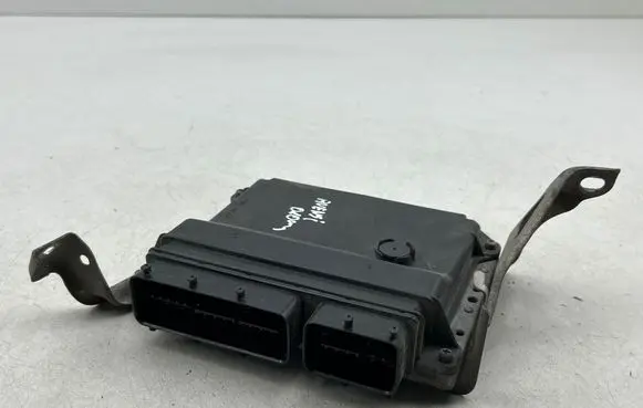 Toyota Avensis T270 Engine control unit/module 8966105D50 MB2759000201