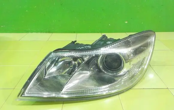 Skoda Octavia Mk2 (1Z) Headlight/headlamp 1LL247052