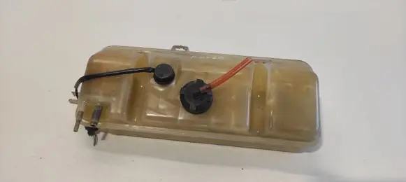 Coolant expansion tank/reservoir