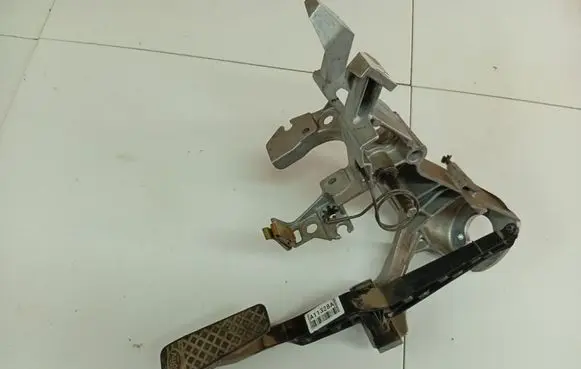 Audi 80 90 B3 Clutch pedal 893721115E