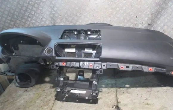 BMW 1 E81 E87 Dashboard 0000946578 3232698 PZ23693