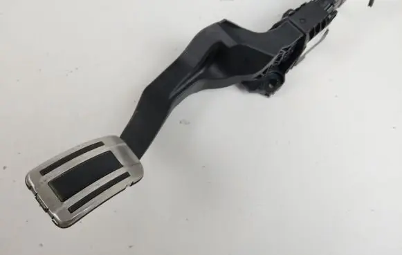 Accelerator throttle pedal