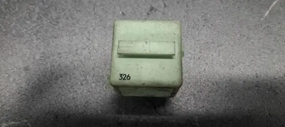 BMW 3 E46 Fuel pump relay 6136-8373700