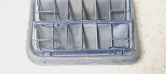 Quarter panel pressure vent