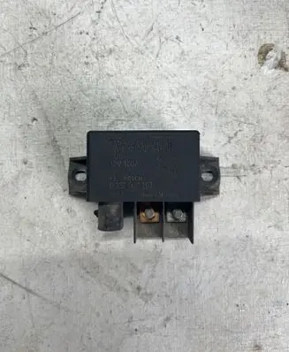 Mercedes-Benz E W211 Charging relay A0025426419 0332002167