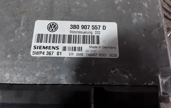 Volkswagen PASSAT B5 Engine control unit/module 3B0907557D 5WP436701
