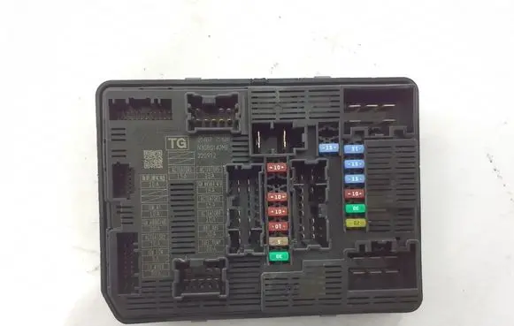 Renault Trafic III (X82) Fuse module 284B77542R