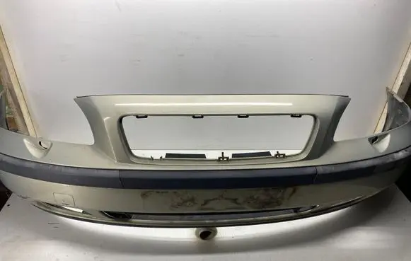 Volvo V70 Front bumper 09484239