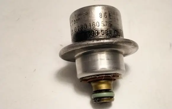 Audi A4 S4 B5 8D Fuel pressure regulator 0280160575