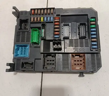 Peugeot 308 Fuse module E1064160