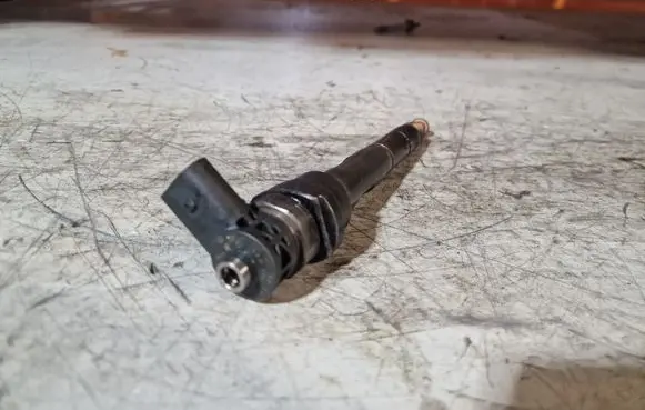 Volkswagen Sharan Fuel injector 03L130277J