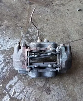 Toyota Land Cruiser (J120) Front brake caliper