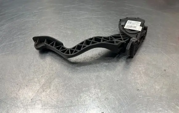 Accelerator throttle pedal