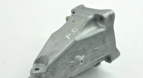 Mercedes-Benz C W205 Engine mounting bracket A2742231004