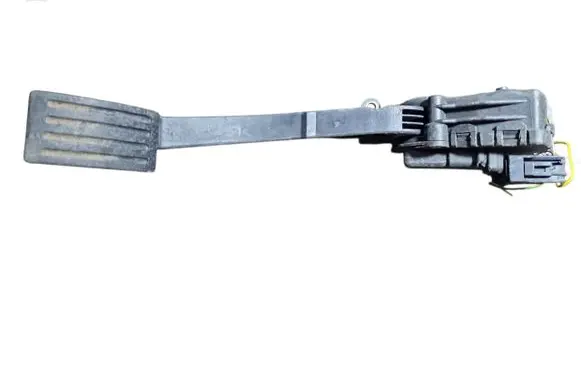 Accelerator throttle pedal
