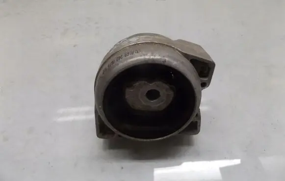 Mercedes-Benz A W169 Engine mounting bracket