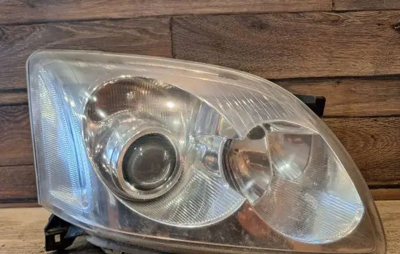 Toyota Avensis T250 Headlight/headlamp
