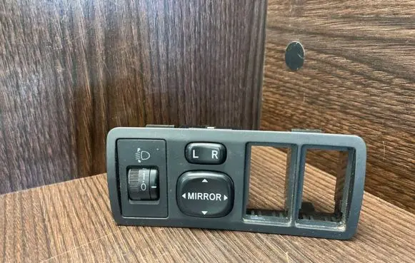 Toyota Corolla Verso E121 Wing mirror switch 8487252030 8465612130 8415212051