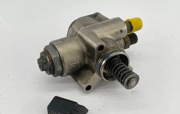Audi A8 S8 D3 4E Fuel injection high pressure pump 07L127026A