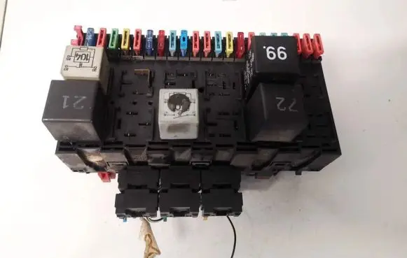 Volkswagen PASSAT B3 Fuse box set 357937039