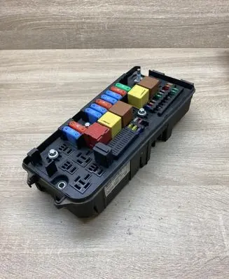 Opel Vectra C Fuse module 13144709