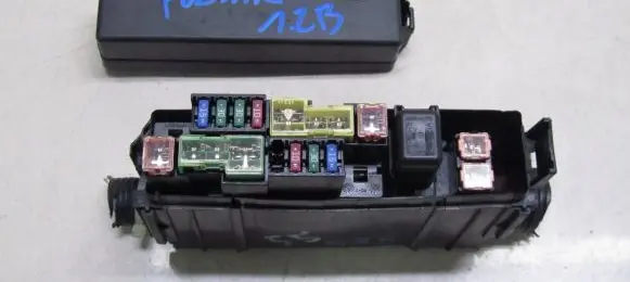 Nissan Pulsar Fuse module