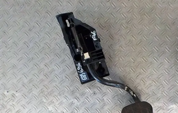 BMW 2 F46 Brake pedal 6856596