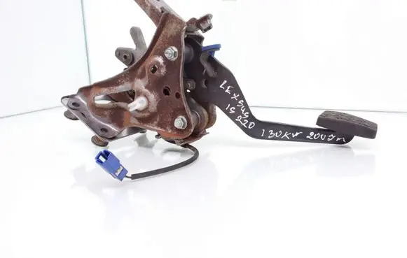 Lexus IS 220D-250-350 Brake pedal