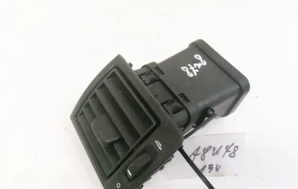 Volvo V50 Dash center air vent grill Y011030