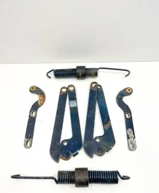 Engine bonnet/hood hinges