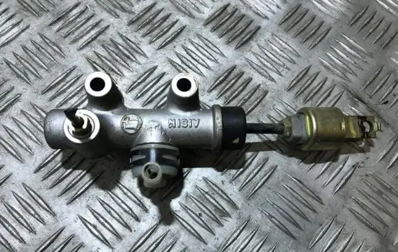 Toyota Previa (XR30, XR40) II Clutch master cylinder