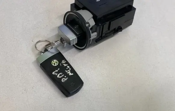 Volkswagen PASSAT B7 Ignition lock 3C0905843AA 33303701