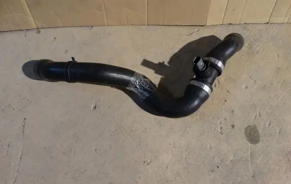 Audi Q7 4M Engine coolant pipe/hose 7L8121115