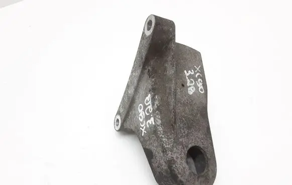 Engine mounting bracket