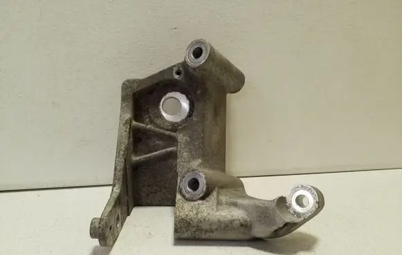 Volvo XC90 Engine mounting bracket 31430470