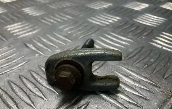 Nissan Juke I F15 Fuel Injector clamp holder 