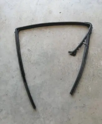 Toyota Yaris Rubber seal rear door window/glass 681520d100 CZ953A