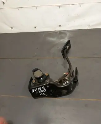 Accelerator throttle pedal