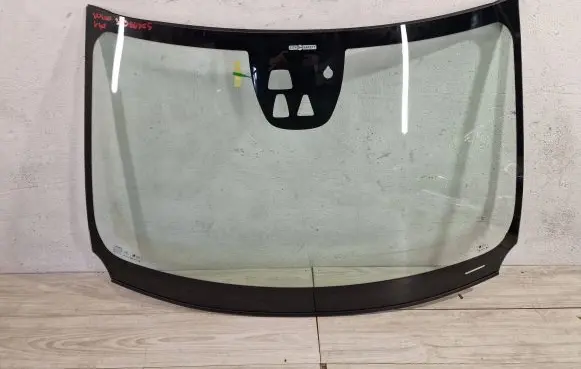 Volvo V40 Front windscreen/windshield window 31386755