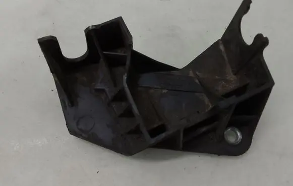 Volvo V50 Gear shift cable bracket 30681386