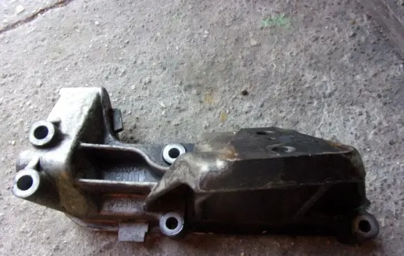 Iveco Daily 4th gen Engine mounting bracket 500376599