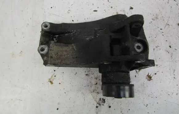 Volkswagen Polo III 6N 6N2 6NF Engine mounting bracket 