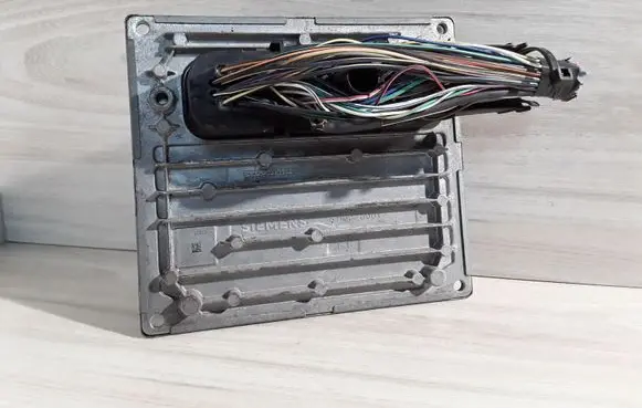 Ford Focus Engine control unit/module S118944001 5M5112A650HF