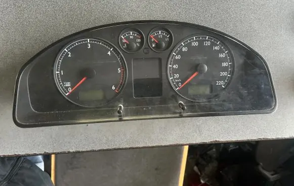 Volkswagen Multivan T5 Speedometer (instrument cluster) 7H5920861F 110080205089 7Z0F4443901