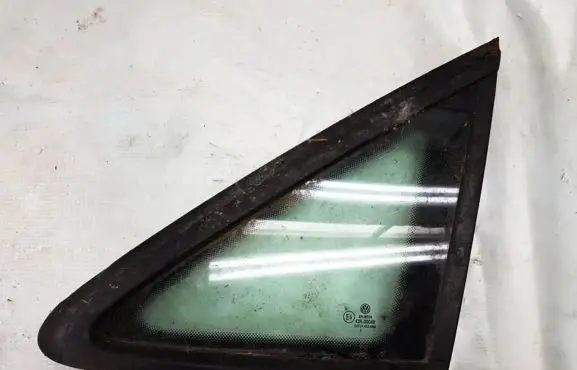 Volkswagen Touran I Front triangle window/glass 