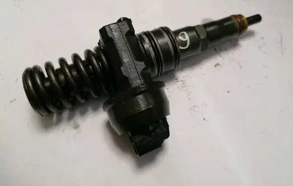 Volkswagen Golf IV Fuel injector 038130073AG 0414720215
